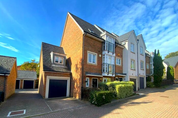 4 Bedroom End Of Terrace House To Rent In Caberfeigh Close, Redhill, RH1