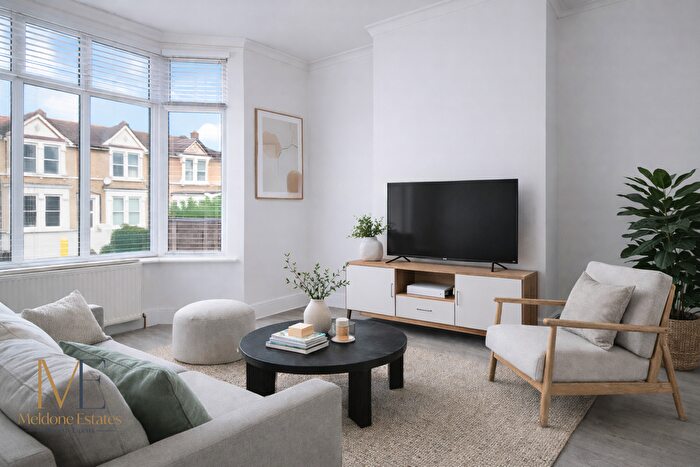 2 Bedroom Flat For Sale In Brownhill Road, Catford, London, SE6 - Photo 2