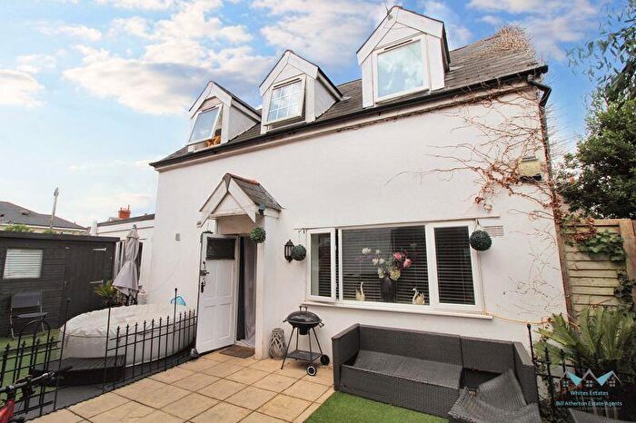 5 Bedroom Detached House For Sale In Malmesbury Park Road, Charminster - Spacious Five-Bedroom Detached Coach House In Secluded Gated Setting, BH8