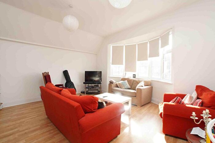 3 Bedroom Flat To Rent In High Street, Penge, SE20