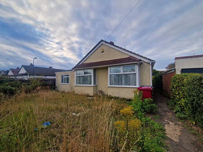 3 Bedroom Bungalow To Rent In Royston Way, Slough, SL1