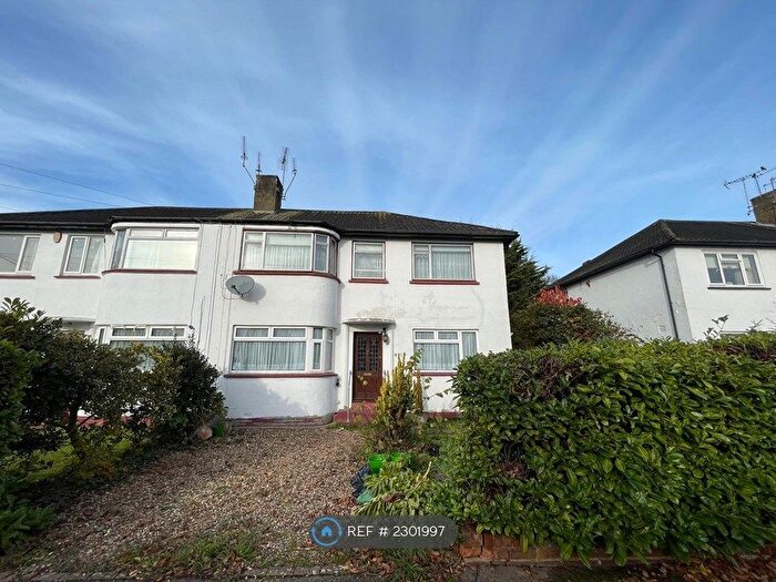 2 Bedroom Flat To Rent In Trevellance Way, Watford, WD25