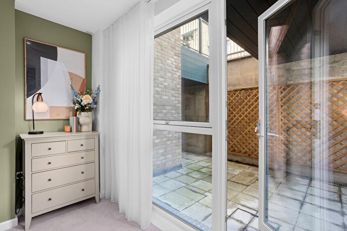 2 Bedroom Flat For Sale In Goswell Road, Islington, EC1V