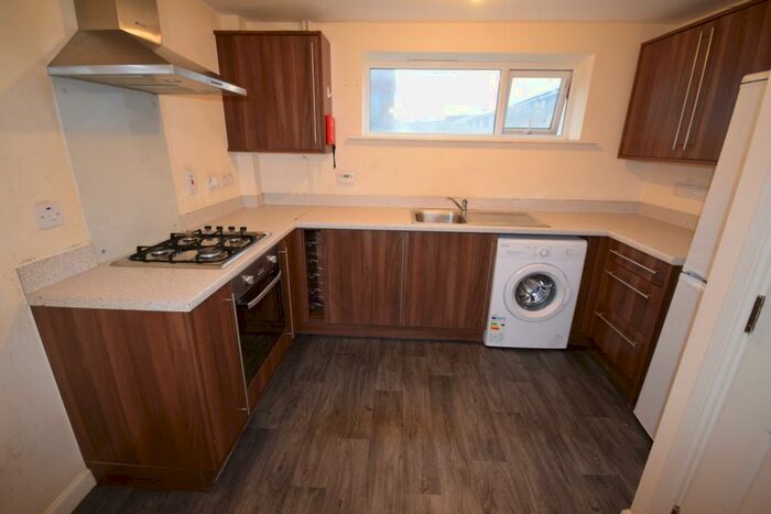 3 Bedroom Flat To Rent In Aviation Avenue, Hatfield, AL10