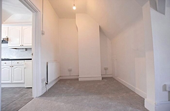 Studio To Rent In Flat Bingham Road, Croydon, Surrey, CR0