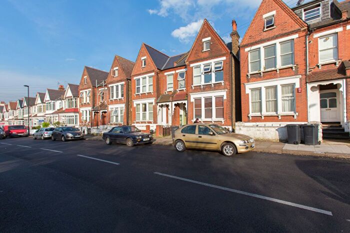 2 Bedroom Flat To Rent In Valley Road, London, SW16