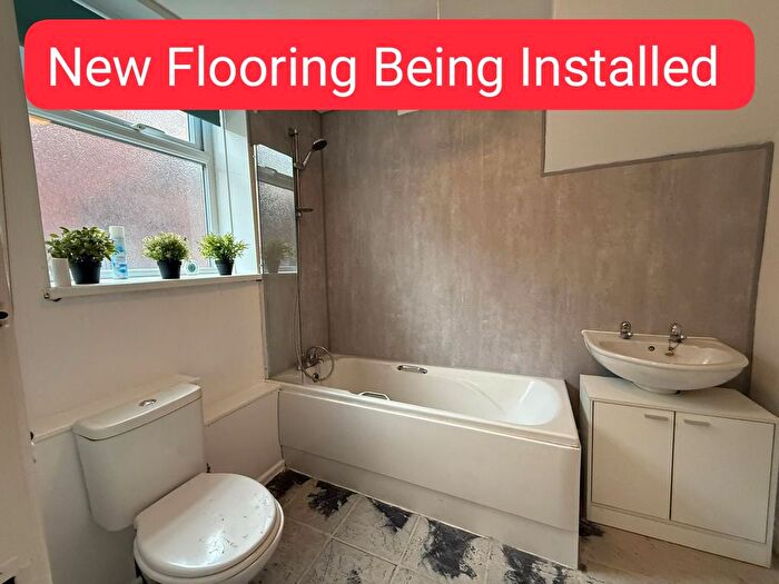 3 Bedroom Flat To Rent In Whitehall Road, Gateshead, NE8