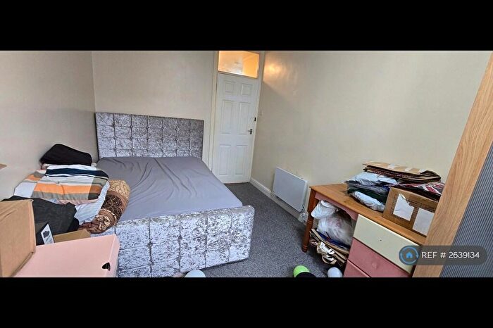 3 Bedroom Flat To Rent In Lovell Park Heights, Leeds, LS7