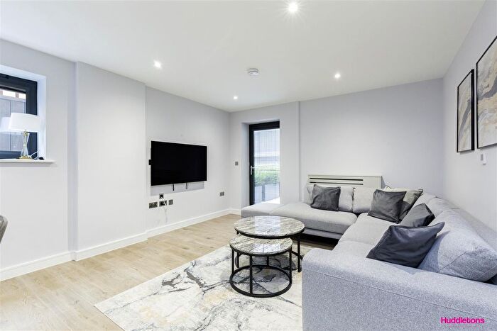 3 Bedroom Flat To Rent In The Hyde, Hendon, London, NW9