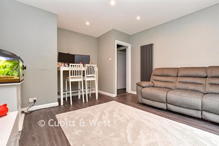 2 Bedroom Flat For Sale In Brighton Road, Lower Kingswood, Tadworth, Surrey, KT20