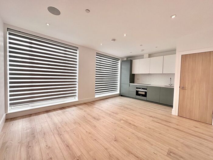 1 Bedroom Flat To Rent In Pycroft Road, Chertsey, KT16