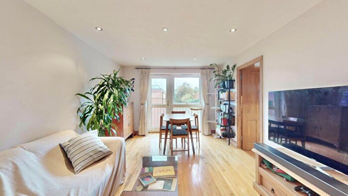2 Bedroom Apartment For Sale In Tudor Close, Highgate, N6