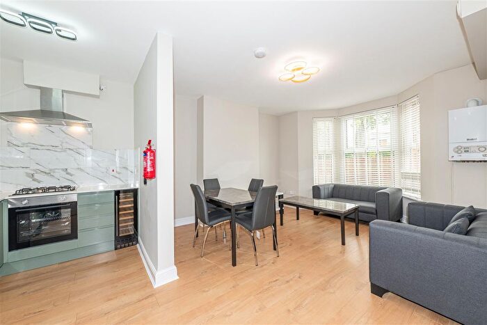 2 Bedroom Flat To Rent In Allison Road Flat B, Acton, London, Uk, W3