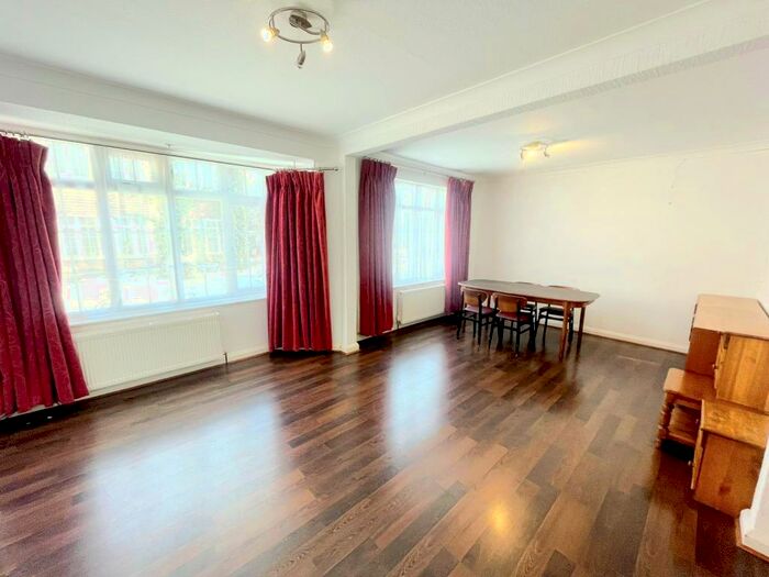 4 Bedroom Apartment To Rent In Torrington Park, Finchley, N12