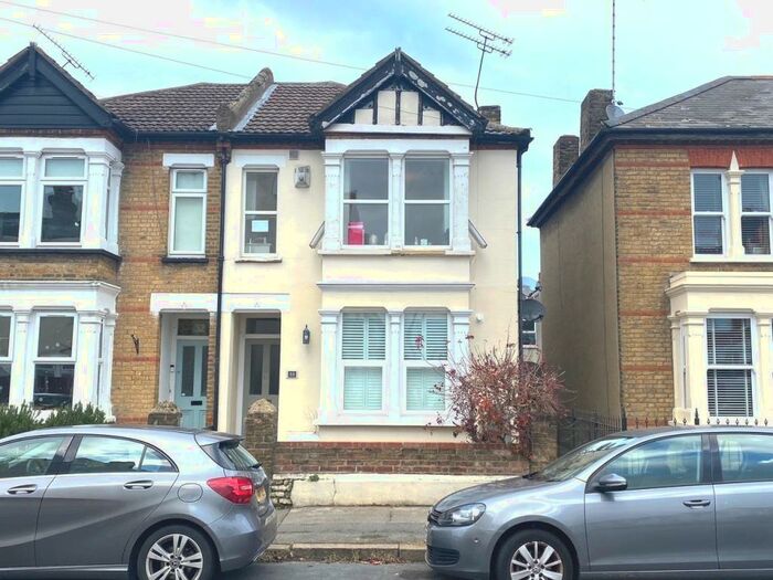 2 Bedroom Apartment To Rent In Leigh On Sea, SS9