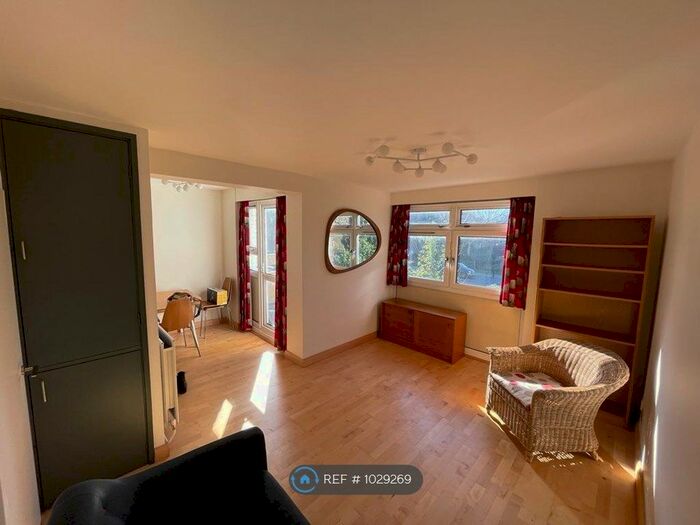 2 Bedroom Flat To Rent In Sheppard House, London, E2