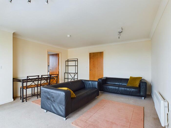 2 Bedroom Flat To Rent In Crown Heights, Alencon Link, Basingstoke, RG21