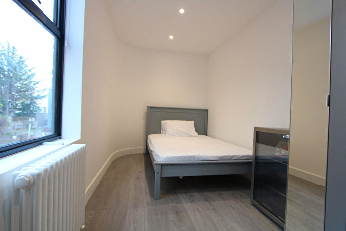 3 Bedroom Flat To Rent In Parkgate Road, London, SW11