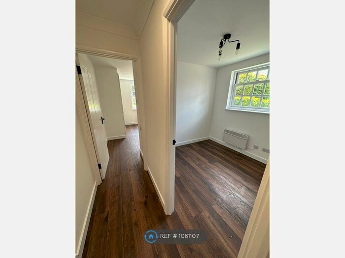 2 Bedroom Flat To Rent In Hanbury Drive, London, N21