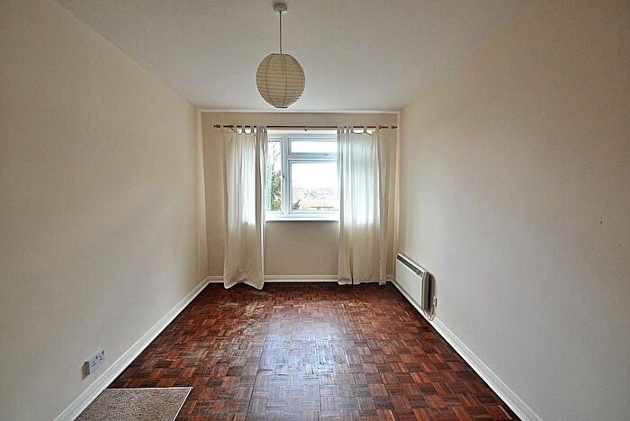 2 Bedroom Flat For Sale In Chase Side, London, N14