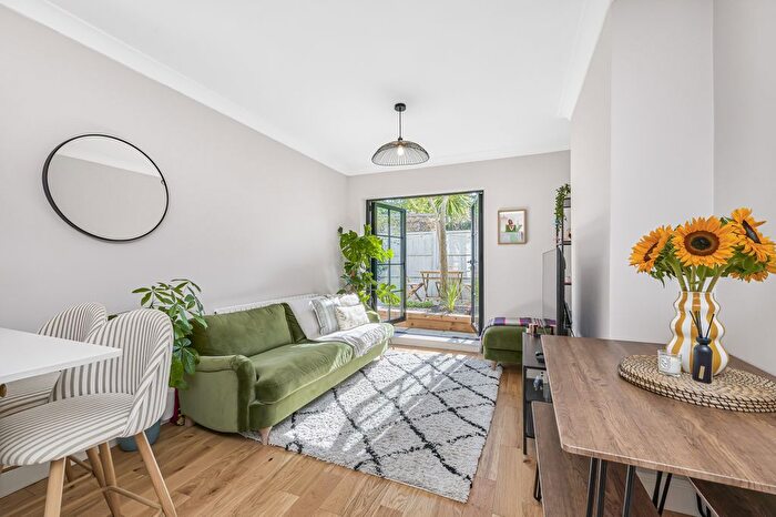 2 Bedroom Flat For Sale In Lydden Grove, SW18