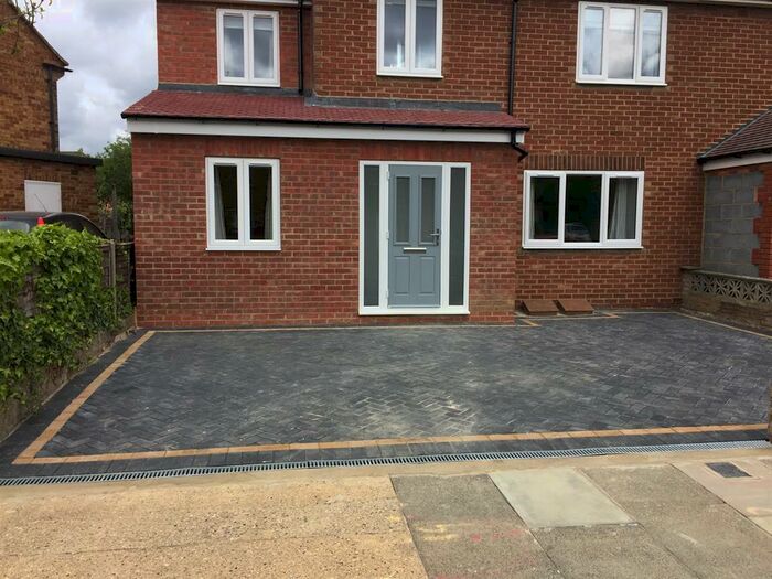 3 Bedroom Flat To Rent In Flat Derwent Way, Hornchurch, RM12