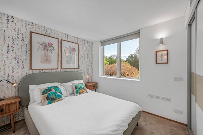 3 Bedroom Flat To Rent In Sheen Road, Surrey, TW9