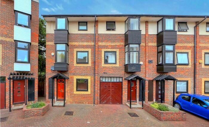 5 Bedroom End Of Terrace House To Rent In Barnfield Place, London, E14