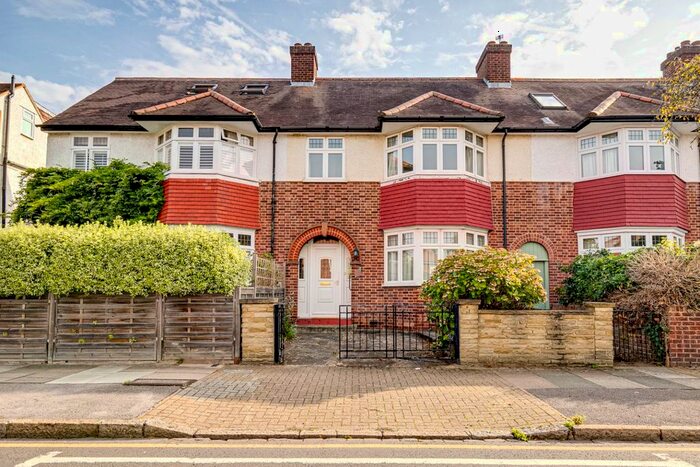 3 Bedroom Detached House To Rent In Tilehurst Road, London, SW18