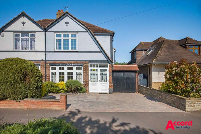 3 Bedroom Semi Detached House To Rent In Dee Way, Romford, RM1