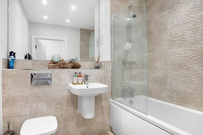 2 Bedroom Apartment For Sale In Sterling Square, Bracknell, RG12