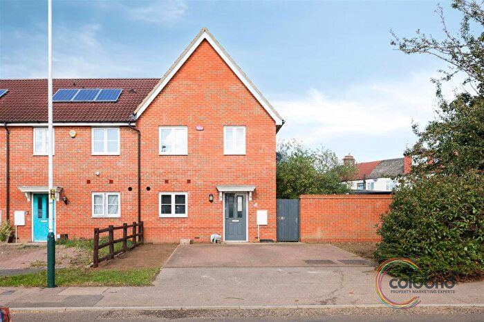 3 Bedroom End Of Terrace House For Sale In Brookway, Rainham, RM13