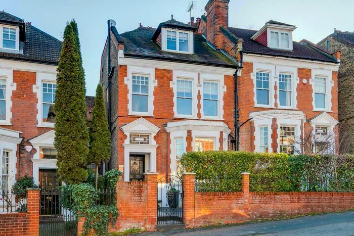 4 Bedroom Semi-Detached House To Rent In Southwood Avenue, Highgate, N6