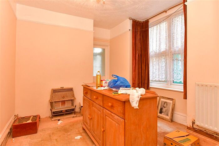 3 Bedroom Terraced House For Sale In Luton Road, Chatham, Kent, ME4