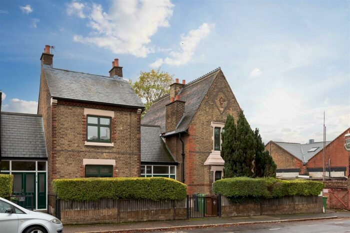 2 Bedroom Apartment To Rent In Vestry Road, Walthamstow, E17