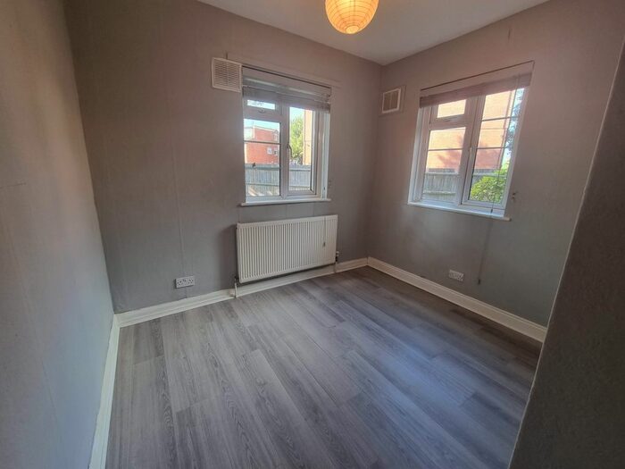 2 Bedroom Flat To Rent In Station Approach, Staines, TW18