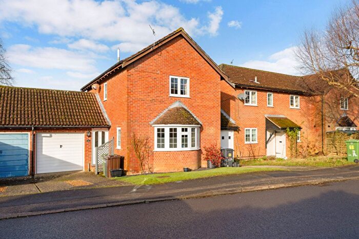 3 Bedroom Link Detached House For Sale In The Avenue, Liphook, GU30