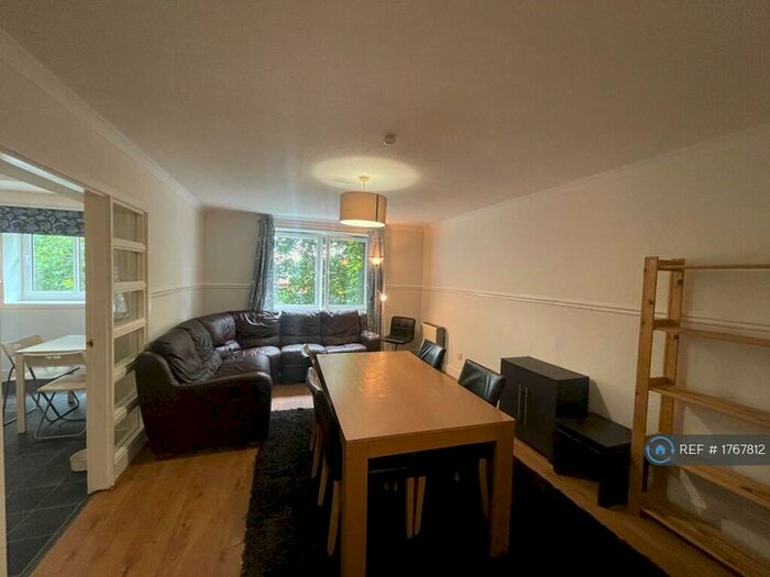 3 Bedroom Maisonette To Rent In Lenzie Way, Glasgow, G21