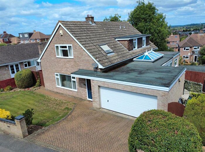 4 Bedroom Detached House For Sale In Westmead Drive, Newbury, RG14