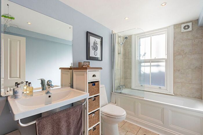 1 Bedroom Flat For Sale In Church Road, Richmond Hill, TW10