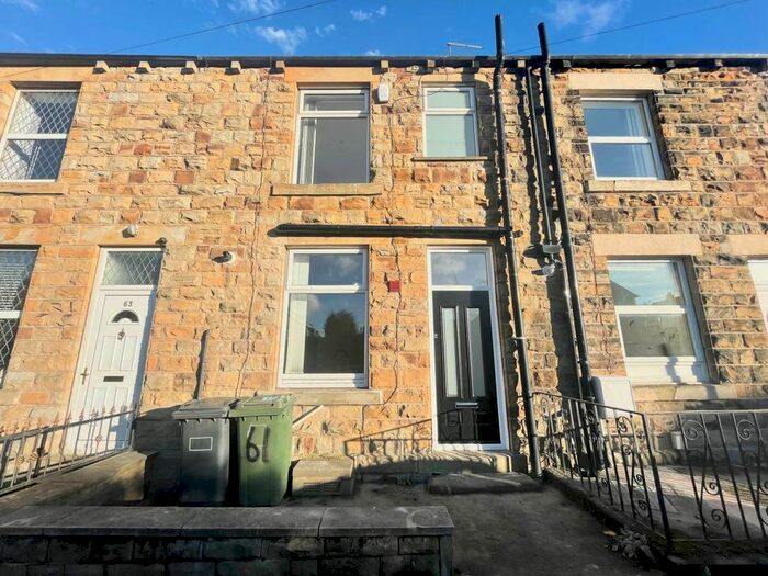 2 Bedroom Property To Rent In Carlinghow Lane, Batley, WF17