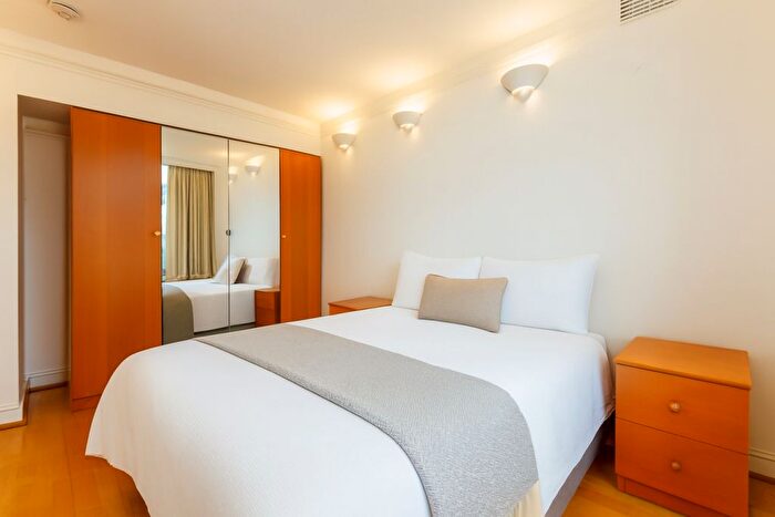 2 Bedroom Flat To Rent In Colville Gardens, London, W11