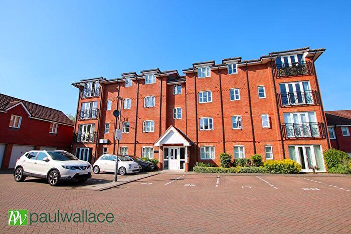 2 Bedroom Flat For Sale In Vancouver Road, Turnford, EN10