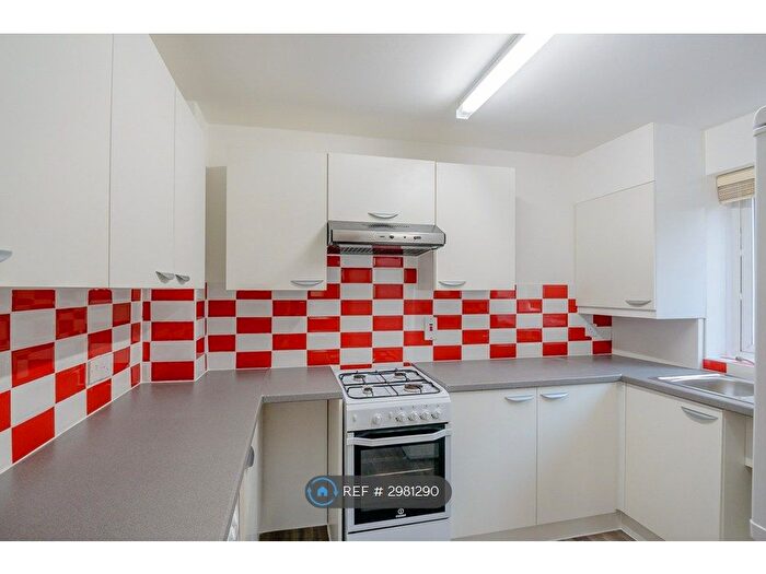 2 Bedroom Flat To Rent In Kenley Close, New Barnet, EN4