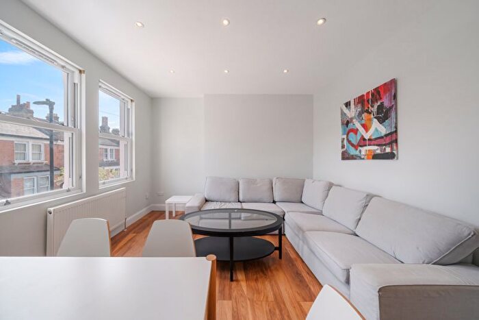 3 Bedroom Flat To Rent In Grantham Road, London, SW9