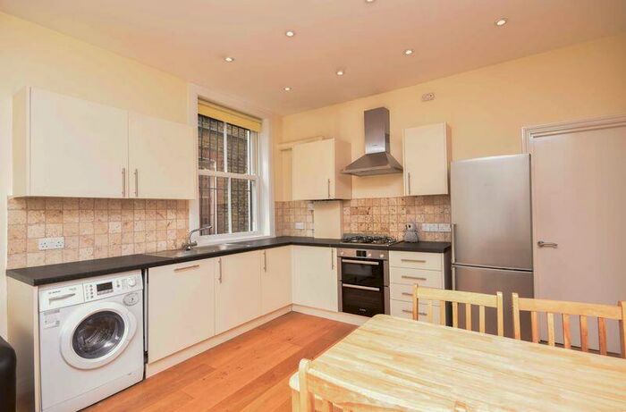 2 Bedroom Flat To Rent In Balham Hill, London, SW12
