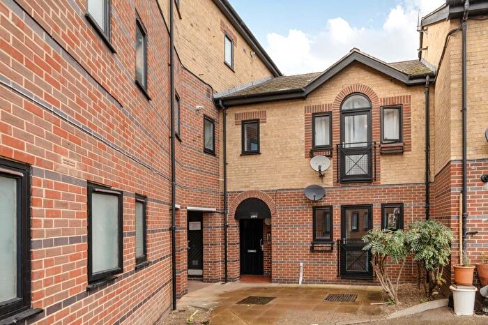 1 Bedroom Flat For Sale In Blake Close, London, W10