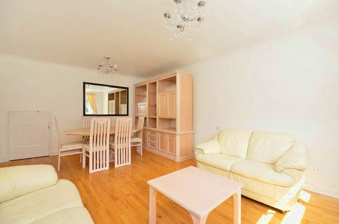 2 Bedroom Flat To Rent In Putney Hill, Putney, London, SW15