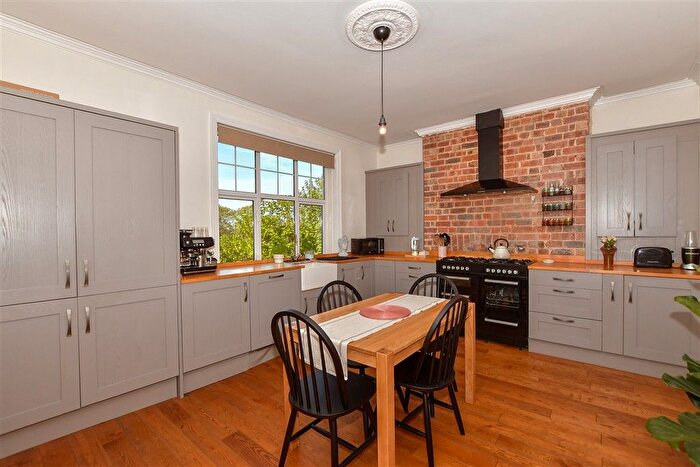 2 Bedroom Flat For Sale In Sandhurst Road, Tunbridge Wells, Kent, TN2