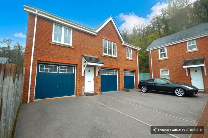 2 Bedroom Flat To Rent In Glynneath, Neath, SA11